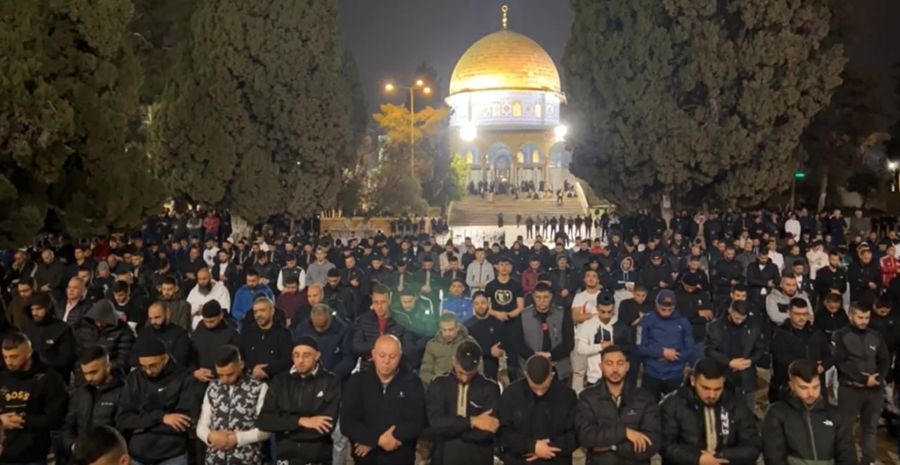 صلاة الفجر في باحات المسجد الأقصى المبارك