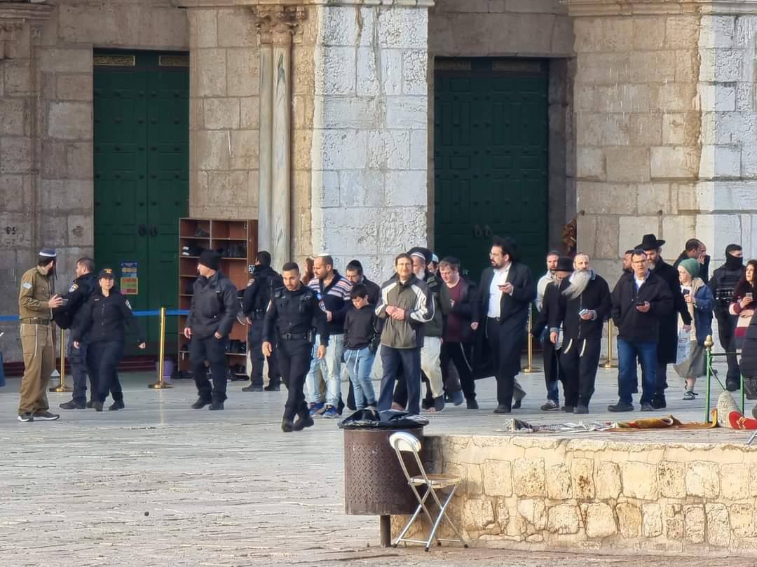 عشرات المستوطنين خلال اقتحام المسجد الأقصى