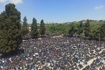 حشود المصلين المسجد الأقصى