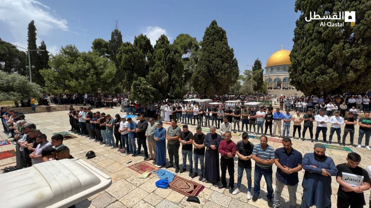 أربعون ألفاً أدوا الجمعة في باحاته .. جانب من صلاة الجمعة من المسجد الأقصى اليوم